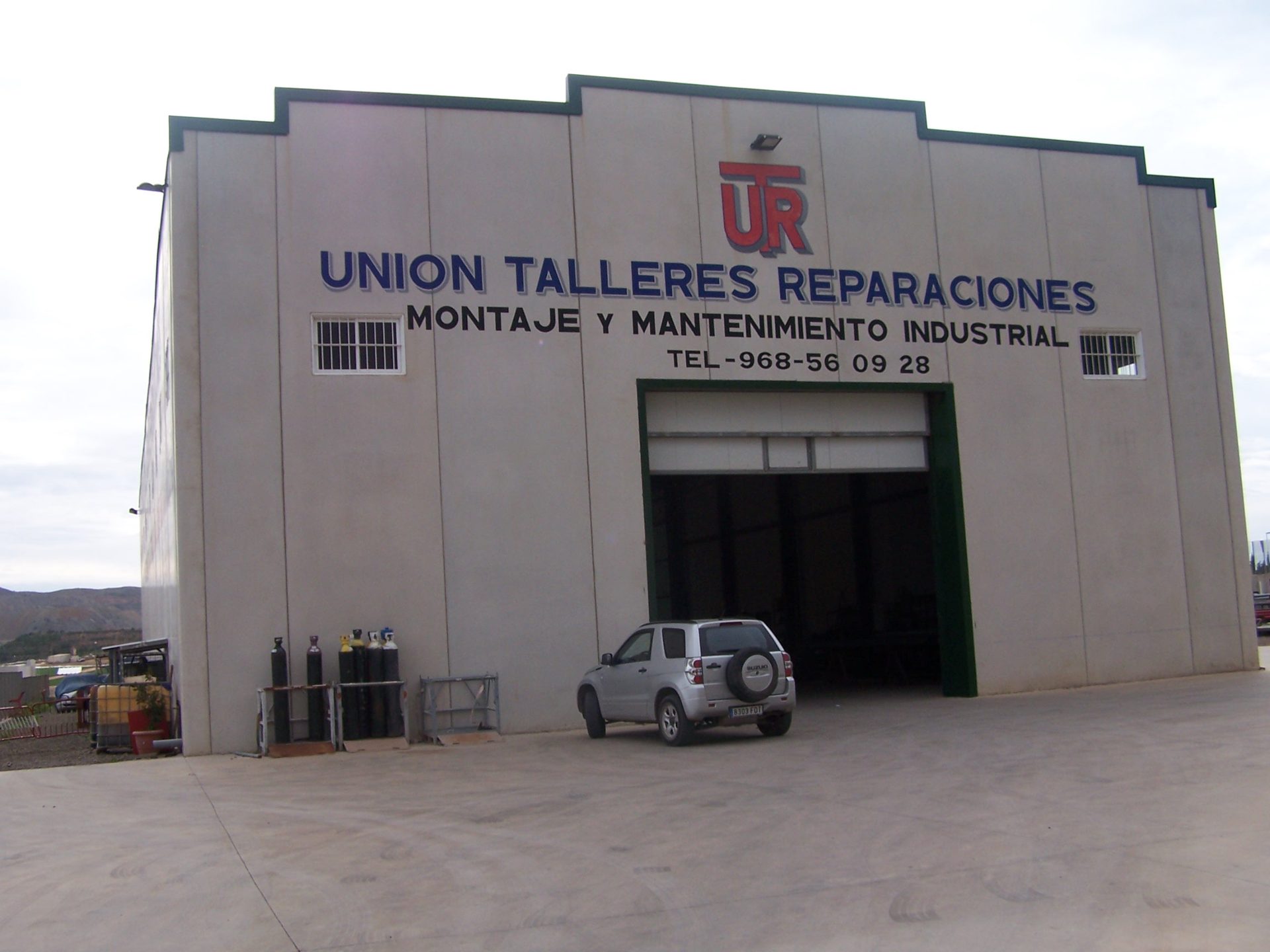 Fachada del taller de Unión Talleres y Reparaciones con el logotipo de UTR