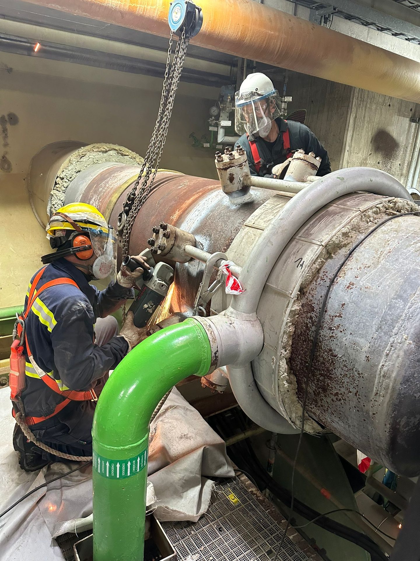 Operarios de UTR trabajando en una tubería de gran diámetro en una central