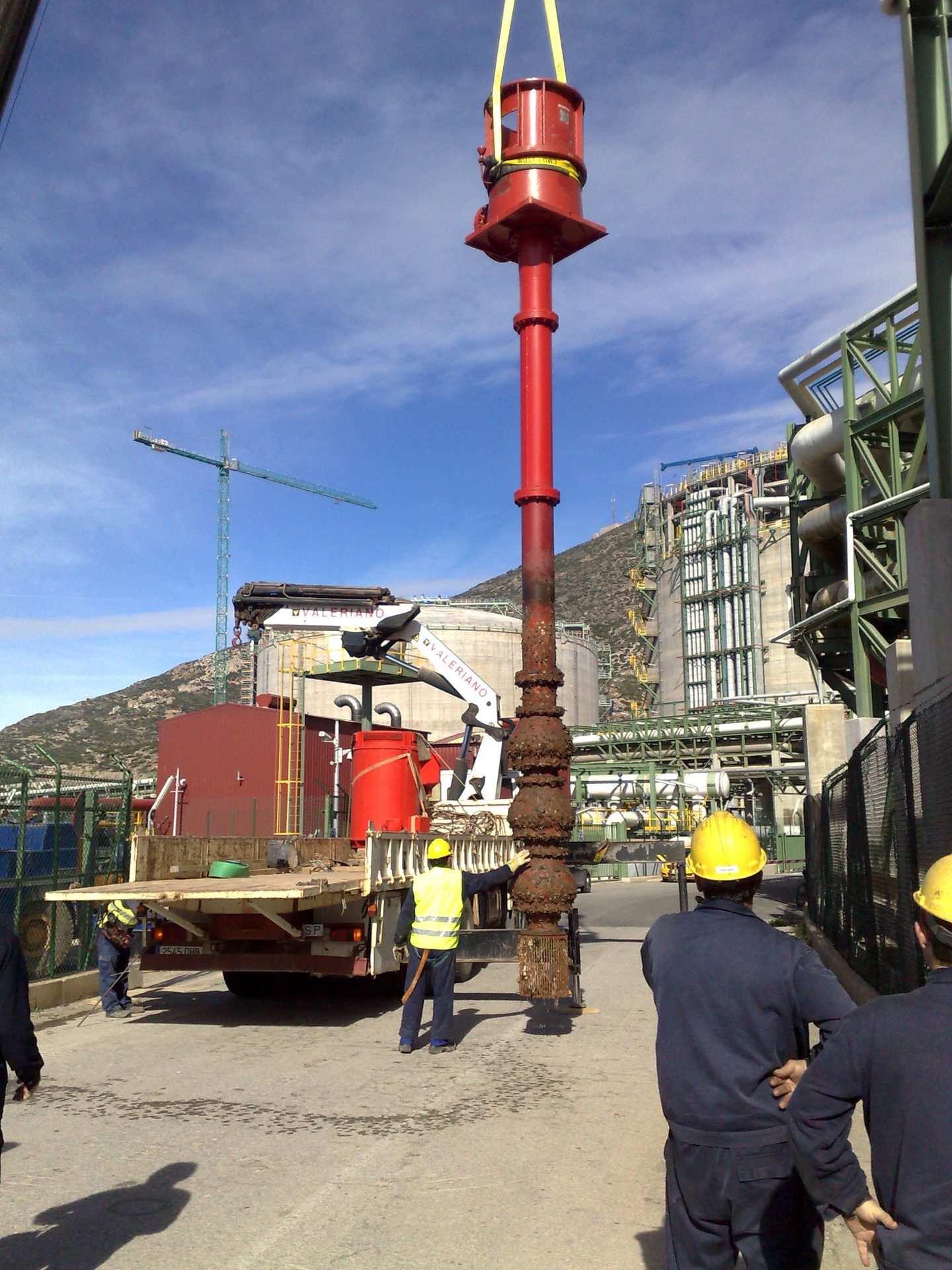Camión grúa de UTR izando un equipo en una planta industrial